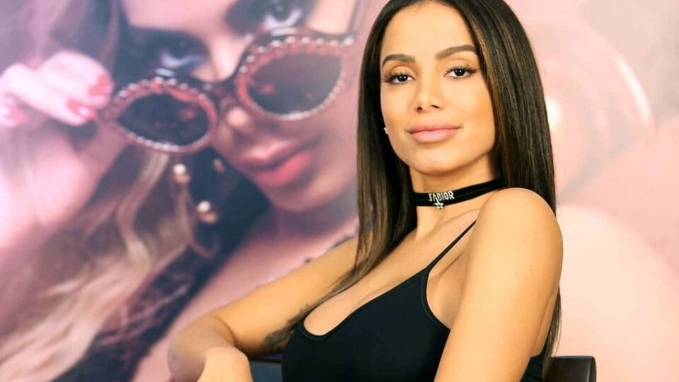 Fã invade palco em apresentação de Anitta e agarra cantora