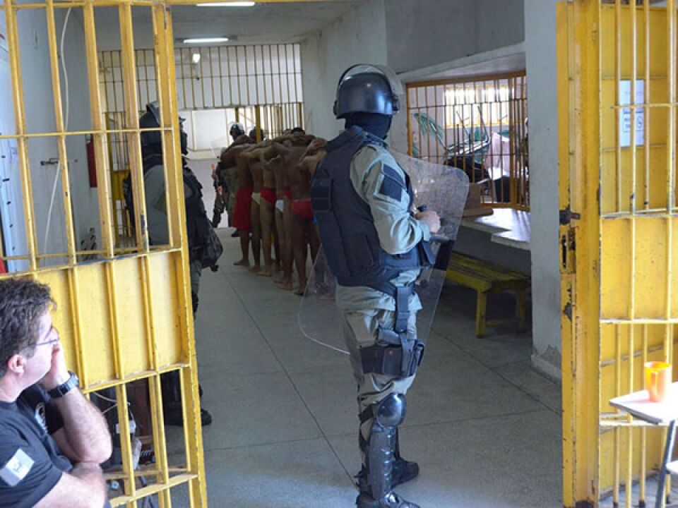 Polícia faz varredura em presídio da PM e encontra dinheiro em moeda estrangeira com o governador Pezão