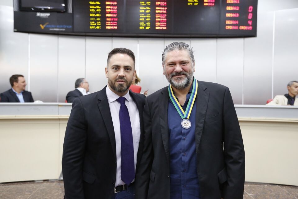 Léo Moraes preside solenidade para entrega de Medalha do Mérito Legislativo e Voto de Louvor