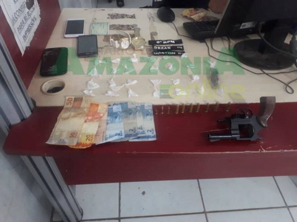 Jovens são presos com arma e drogas em frente a escola militar