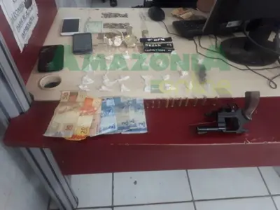 Jovens são presos com arma e drogas em frente a escola militar