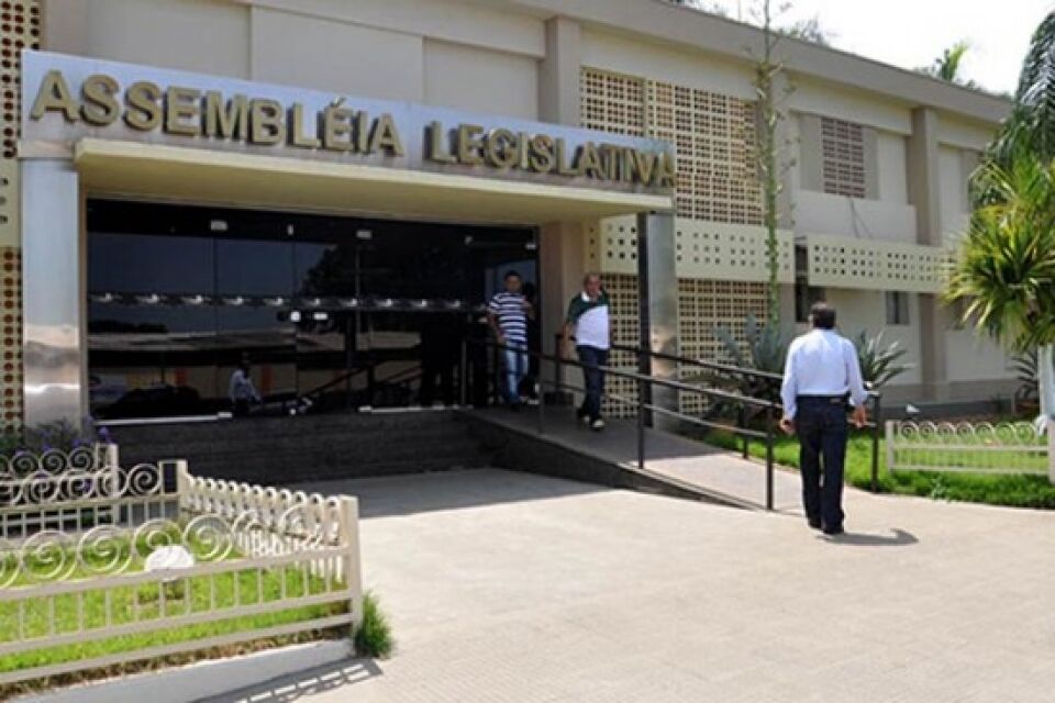Às escondidas e no apagar das luzes da legislatura, deputados estaduais de Rondônia se presenteiam com 14º e 15º salários