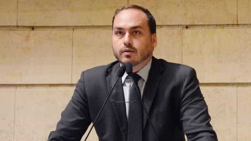 Após Bolsonaro bloquear jornalista, filho defende o pai na rede social