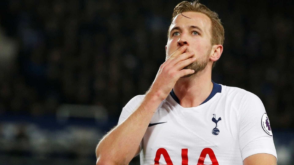 Com dois de Kane, Tottenham vence o Everton e fica em 3º no Inglês