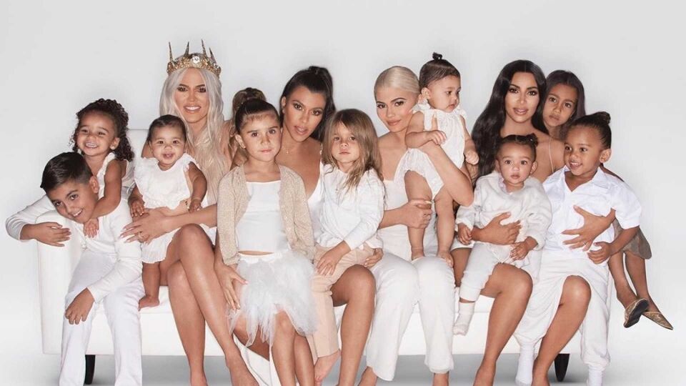 Clã Kardashian-Jenner revela cartão de Natal de última hora