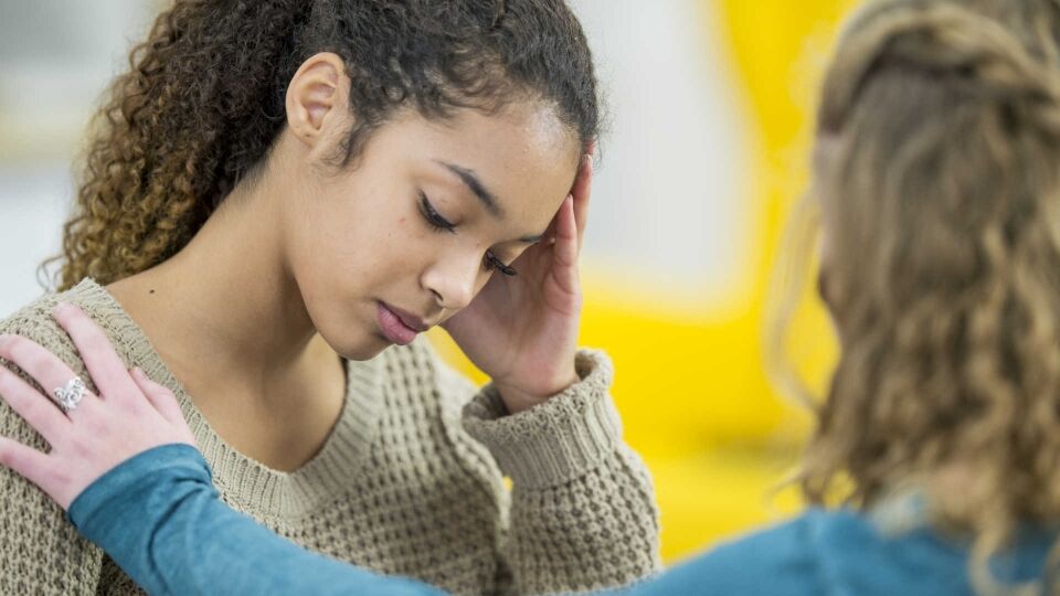 Adolescentes não heterossexuais correm maior risco desta doença