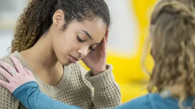 Adolescentes não heterossexuais correm maior risco desta doença