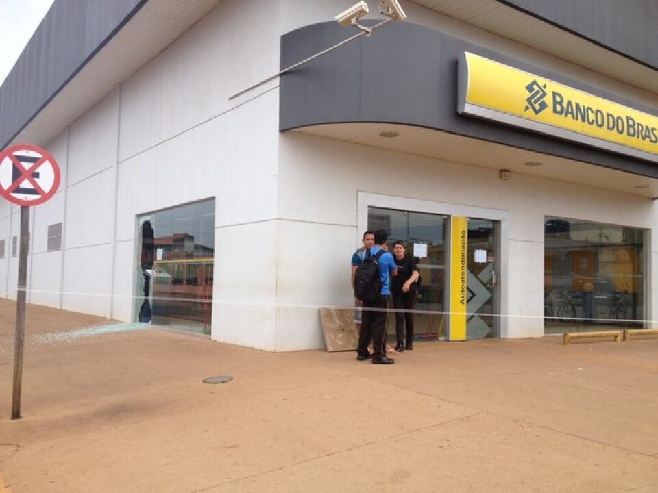 Com bananas de dinamite, criminosos tentam explodir agência do Banco do Brasil