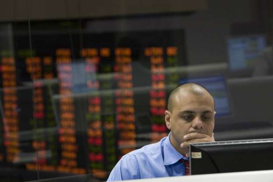 Ibovespa reduz perda no final, fecha acima dos 85 mil pontos