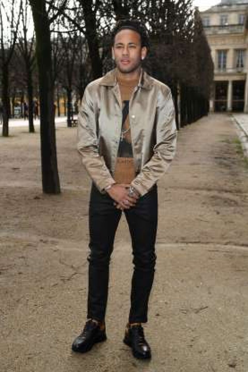 Modelo brasileira ganha abraço de Neymar em foto e fãs shippam: 'Combinam'