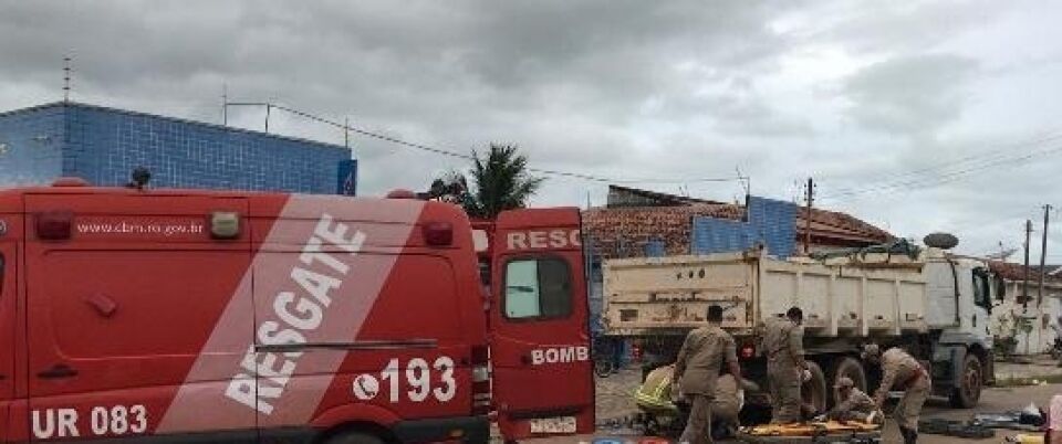 Imagens fortes: casal é esmagado por caçamba; homem morre