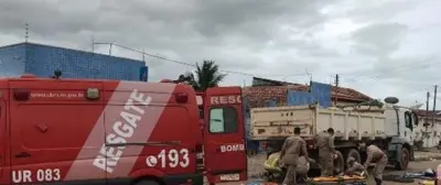 Imagens fortes: casal é esmagado por caçamba; homem morre