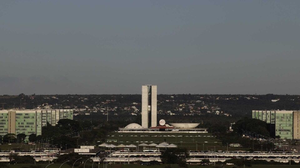 Esquadrão antibomba acha roupa em mala no Ministério do Planejamento