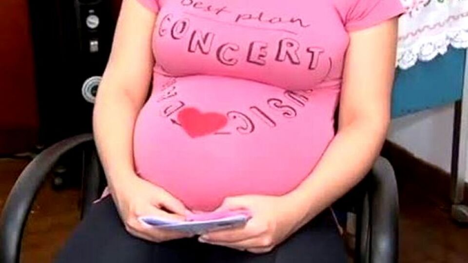 EXPULSA: Grávida é agredida e tem roupas jogadas na rua pelo marido por ir na casa da mãe