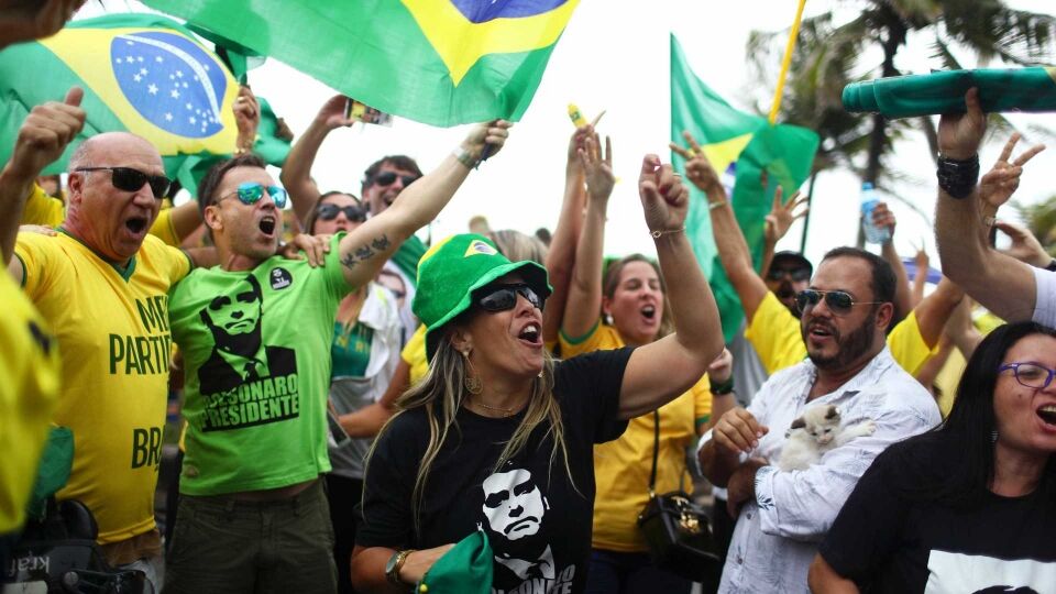 Apoiadores de Bolsonaro oram e entregam presentes na Granja do Torto