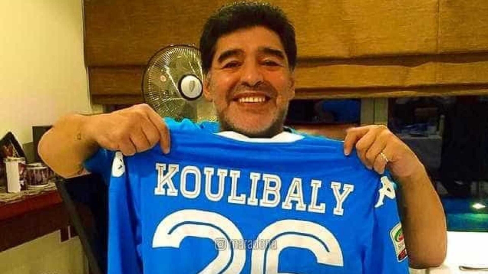 Ídolo do Napoli, Maradona se solidariza e envia mensagem a Koulibaly