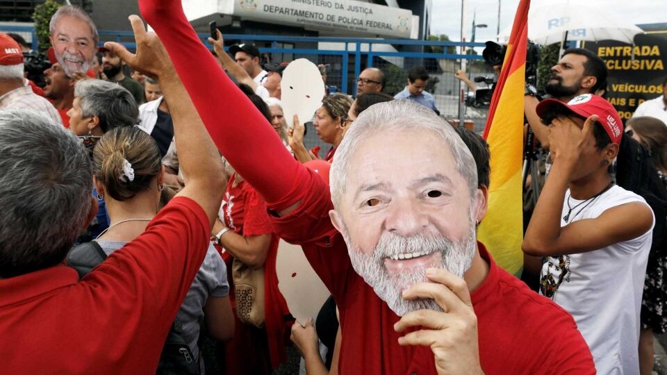 Manifestantes preparam Ano Novo para Lula em frente à PF