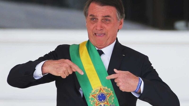 Por segurança, Bolsonaro usa colete à prova de balas em cerimônia