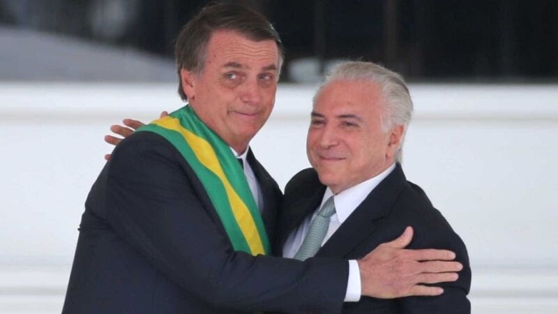 Temer sai discretamente após entregar faixa a Bolsonaro e ouvir vaias