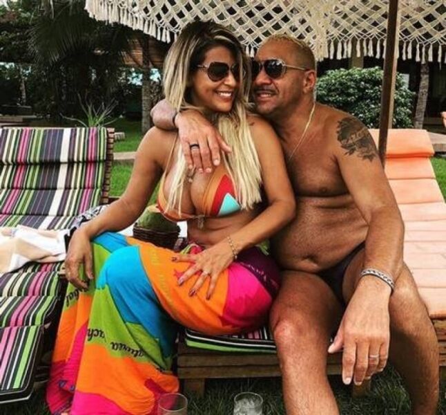 MULHER DE TIRIRICA EXIBE BOA FORMA DE BIQUÍNI E ARRASA NA WEB