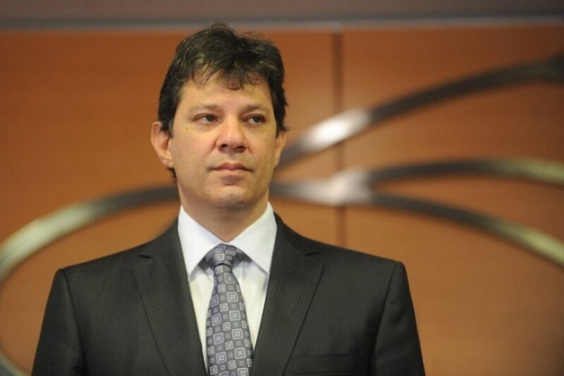 Haddad critica reajuste do mínimo feito pela lei de Dilma e passa vergonha