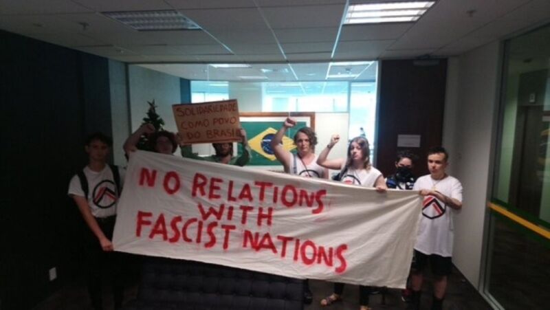 Socialistas invadem embaixada do Brasil na Nova Zelândia contra o presidente Bolsonaro