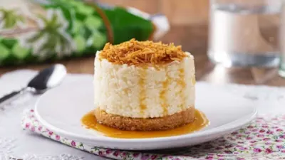 Pudim de tapioca com base de biscoito coquinho é ideal para o verão