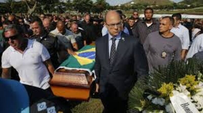 ‘Não vamos permitir que o crime organizado continue barbarizando a nossa sociedade’, diz Wilson Witzel em enterro de soldado baleado