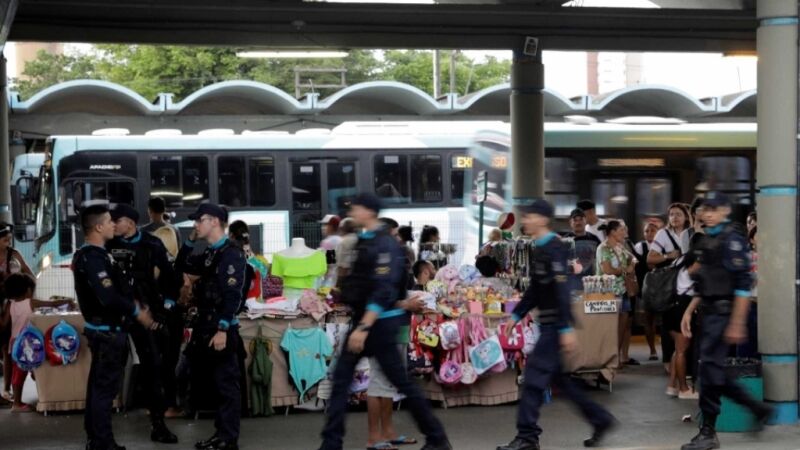 Ataques diminuem, e Grande Fortaleza começa a retomar vida normal