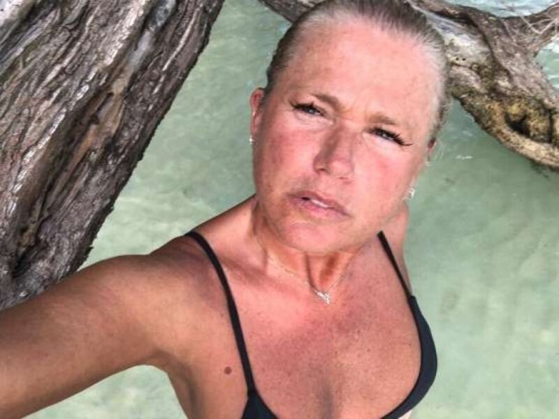 Xuxa Meneghel é elogiada por selfie sem make em viagem a Jamaica: 'Mais gata'