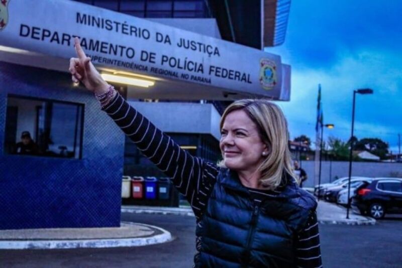 “Temos que ter solidariedade”, diz Gleisi Hoffmann sobre presença na posse de Maduro