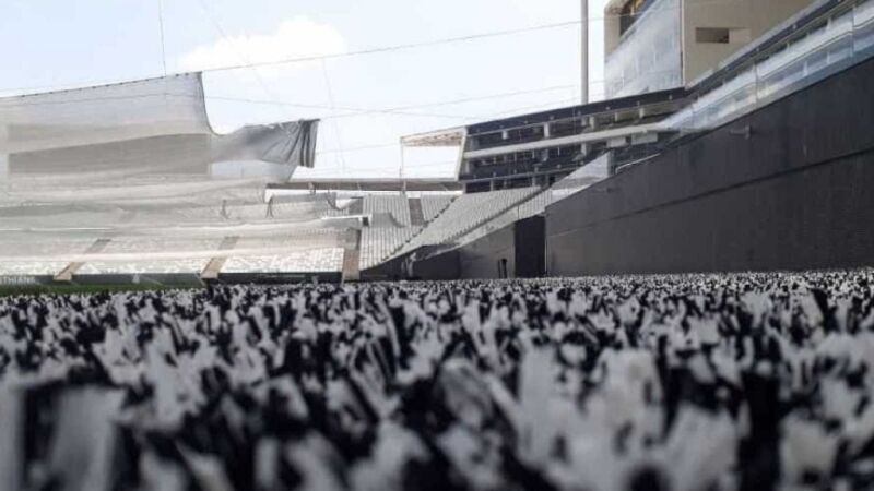 Arena do Corinthians terá parte do gramado em preto e branco