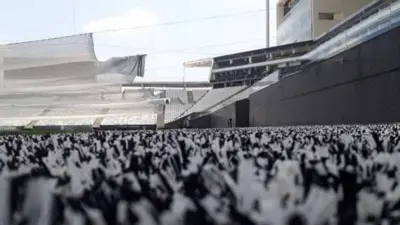 Arena do Corinthians terá parte do gramado em preto e branco