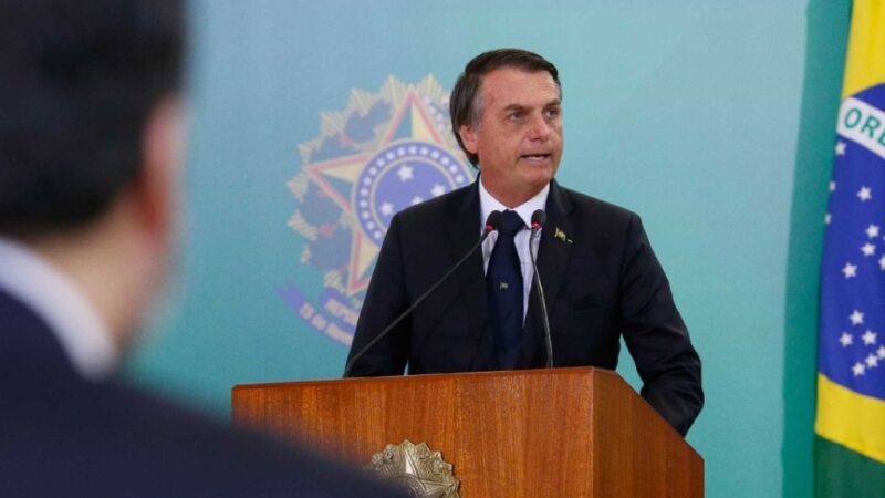 Bolsonaro sanciona lei que cassa CNH de condenados por 5 tipos de crime