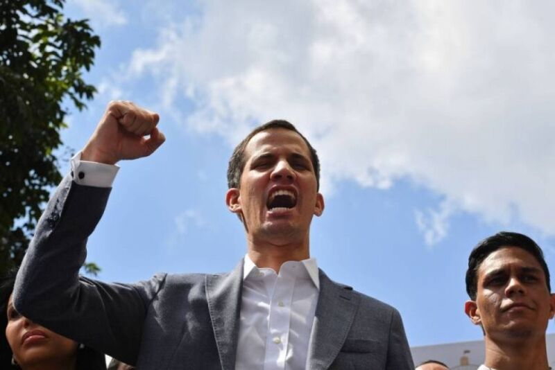 Opositor de Maduro se declara o novo presidente da Venezuela