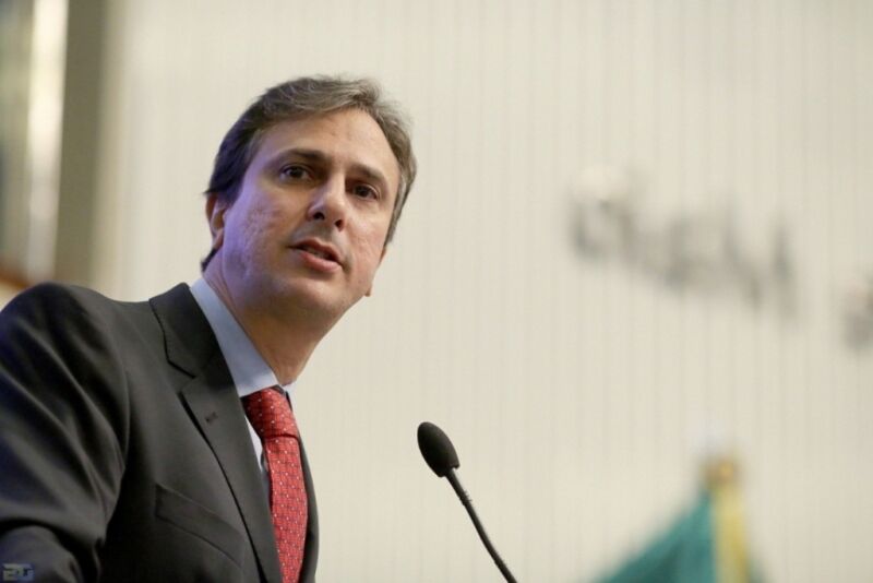 Governador petista do Ceará elogia Bolsonaro e critica Lula e Dilma