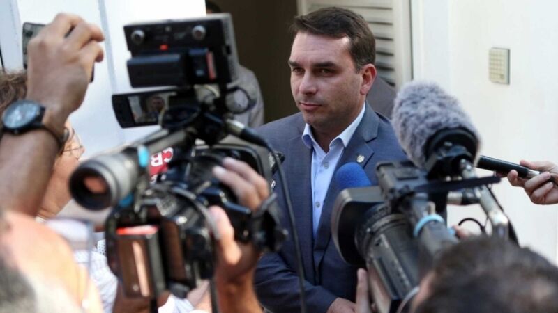 Flávio Bolsonaro não comparece a depoimento no Ministério Público
