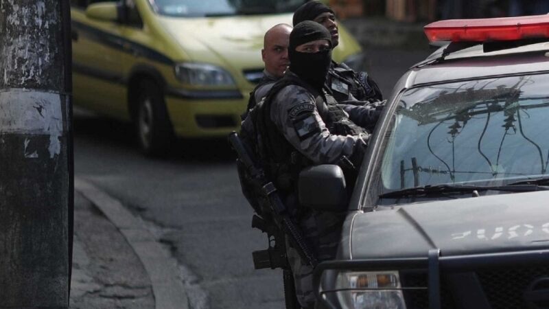 Carro de deputada é alvejado por fuzil e motorista é baleado no Rio