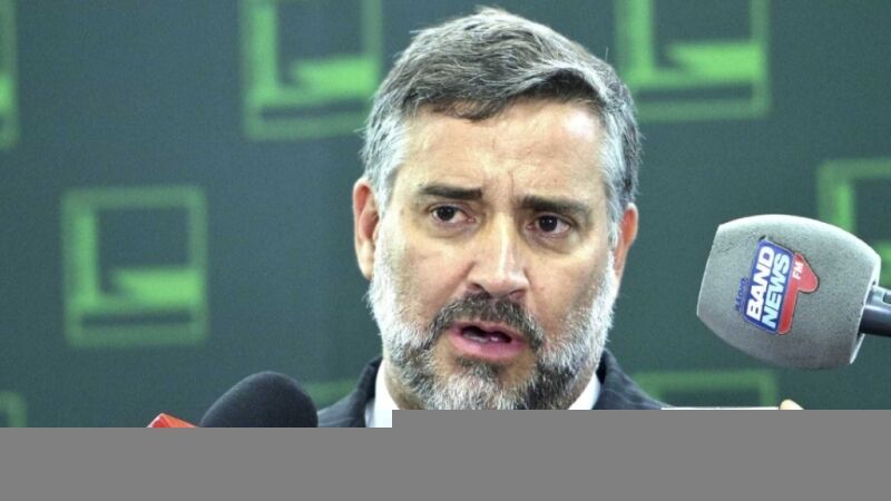 Líder do PT na Câmara critica prisão de Battisti