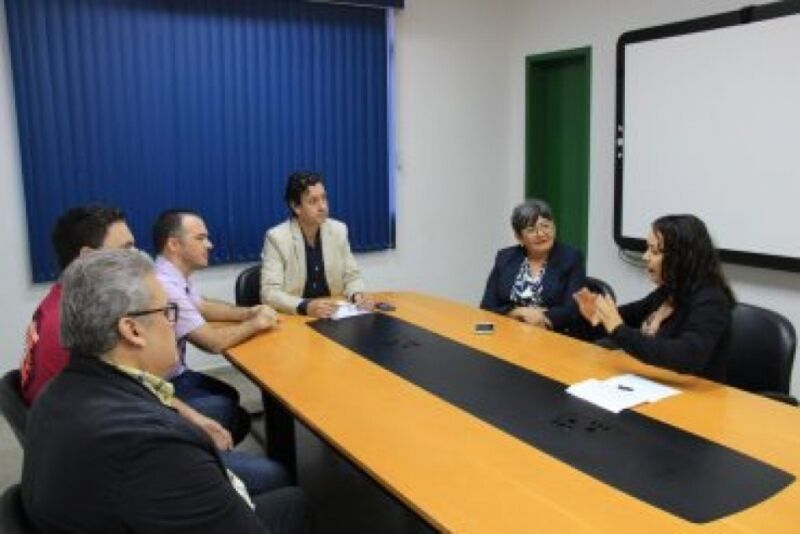 Diretores do Detran recebem aplicativo desenvolvido por servidora para tirar dúvidas de usuários