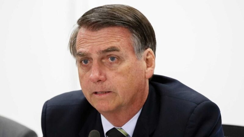 Bolsonaro assina decreto que facilita posse de arma