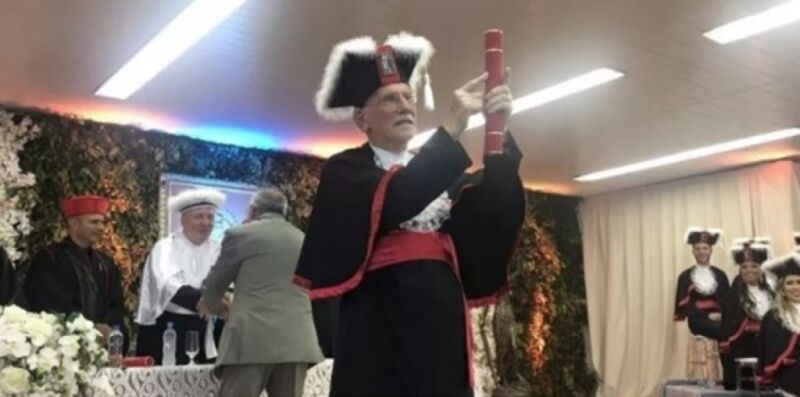 Aos 94 anos Simão se forma em direito para esquecer perda da mulher e de um filho