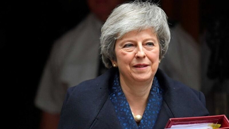 Theresa May vence moção e continua no cargo de primeira-ministra