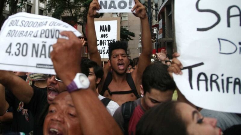 Vídeo mostra PM atirando bala de borracha contra fotógrafo em SP