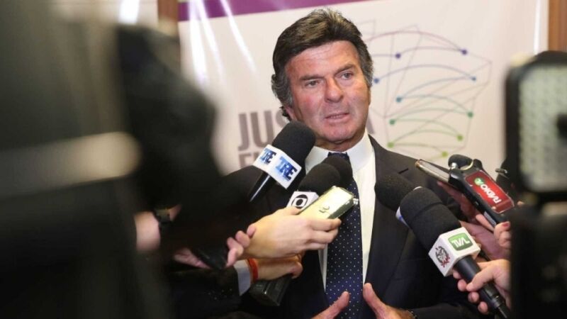 STF manda suspender investigação sobre Queiroz