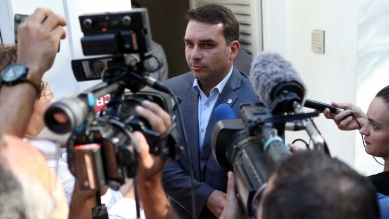 Ministro vê pedido de Flávio Bolsonaro sobre Queiroz como 'confissão'