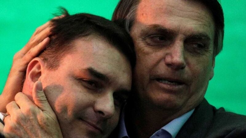 Bolsonaro recebe visita de Flávio após revelação de depósitos suspeitos