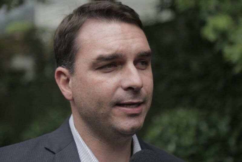 Falta de explicação 'plausível' de Flávio incomoda militares e equipe de Moro