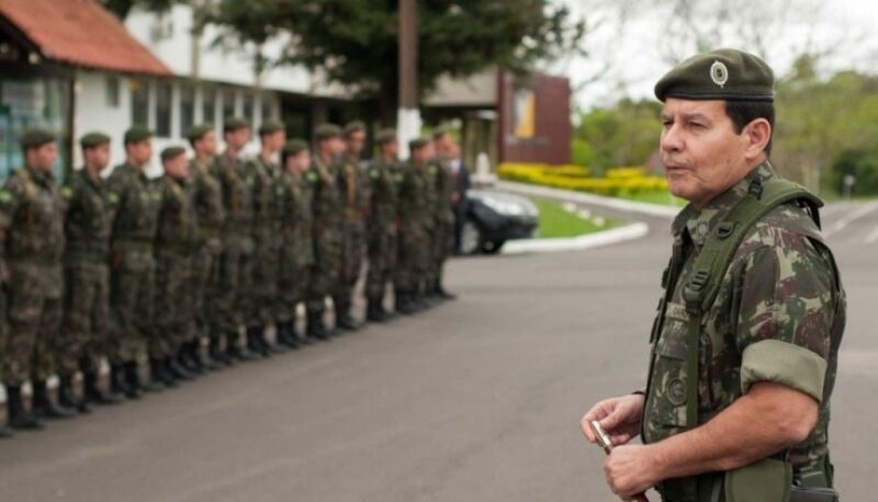 Presidente em exercício, Mourão defende reforma da previdência dos militares