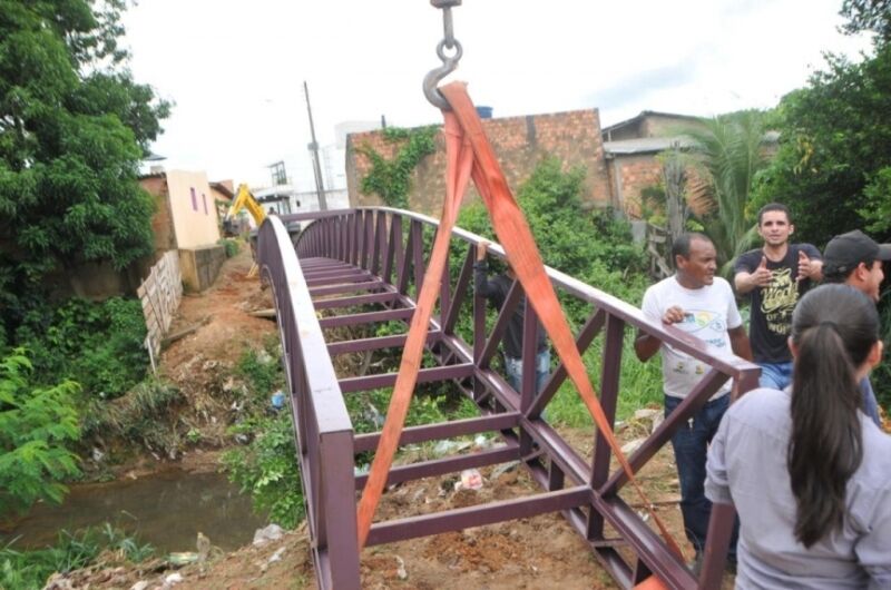 A pedido dos moradores, prefeitura constrói passarela no Canal dos Tanques, na Capital